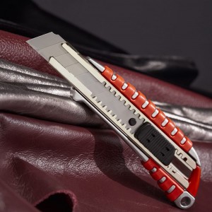 Нож с сегментированным лезвием REXANT 12-4900